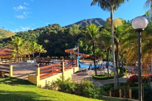 deck das saunas com piscinas e montanhas ao fundo - hotel fazenda saint nicolas - aguas de lindoia