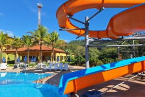 toboágua, piscinas climatizadas, bar e piscina aquecida coberta ao fundo - hotel fazenda saint nicolas - aguas de lindoia