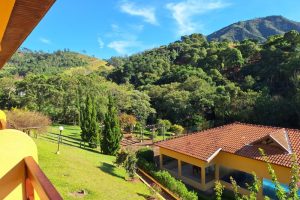 vista de apartamento com varanda para as montanhas e o famoso Morro Pelado - hotel fazenda saint nicolas - aguas de lindoia